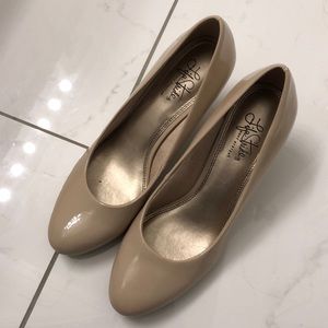 Lifestride nude pumps